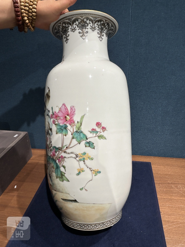 1960年作 黄金山粉彩花鸟图冬瓜瓶 - 图3